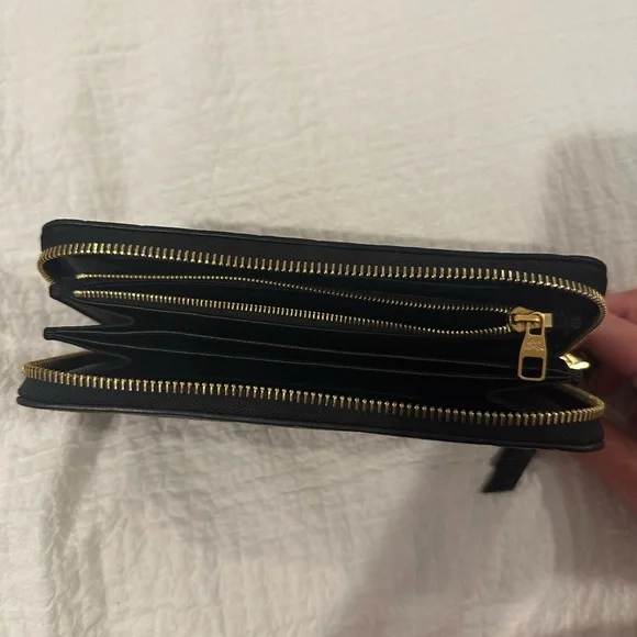 Authentic Louis Vuitton Black Zippy Wallet.
Monogram Empreinte Leather. - Picture 11 of 16